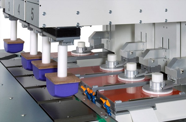 ¿Cómo logra la tampografía añadir patrones complejos, texto y logos a superficies 3D?