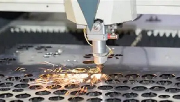 Corte por láser de fibra de carbono: ¿La solución para piezas ultraligeras?