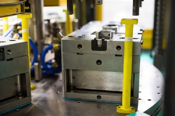 Moldeo con insertos: ¿Cómo integrar metal y plástico en una sola pieza?