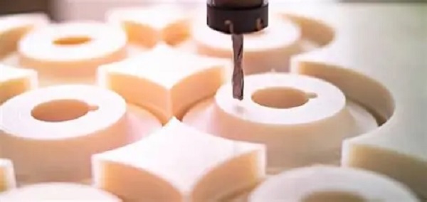 ¿Mecanizar polietileno de ultra alto peso molecular? Claves para un CNC exitoso en UHMW-PE